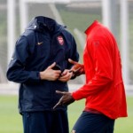 img-adebayor-chasse-d-arsenal_x300_arton115025png